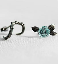 Load image into Gallery viewer, Thorn Blue Crystal Rose Design Black Stud Earrings