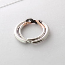 Load image into Gallery viewer, Silver Black and Rose Gold Simple Couple Interlocking Rings